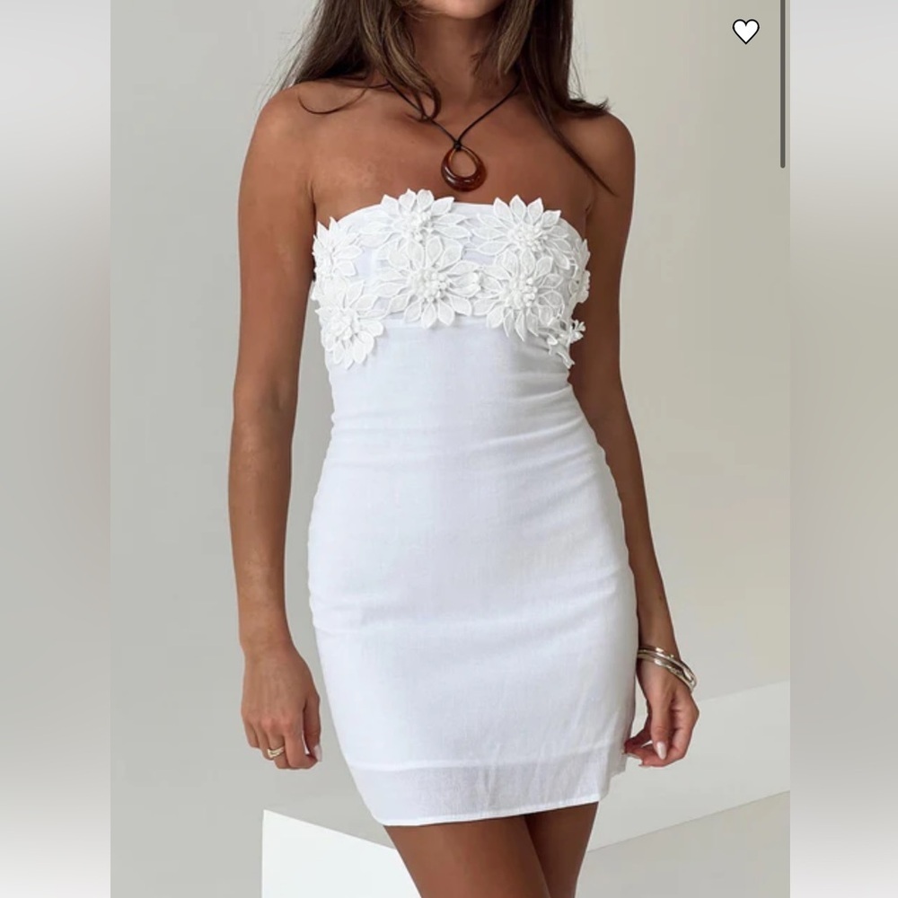 Princess Polly massiel white strapless floral mini dress
Size 10 nwt
